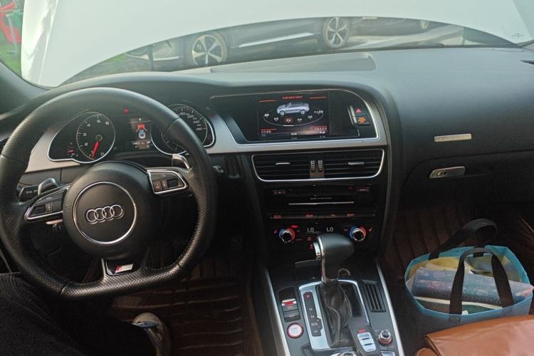 Used Audi A5 2013 Cabriolet 40 TFSI quattro Center Console