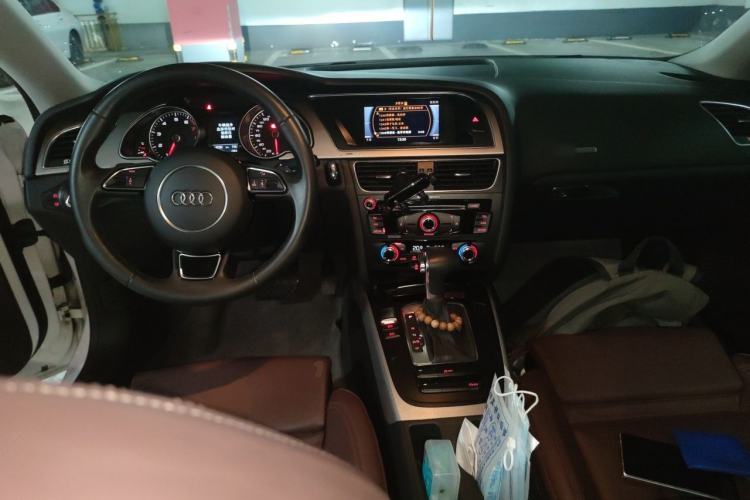 Used Audi A5 2013 Coupe 40 TFSI Center Console