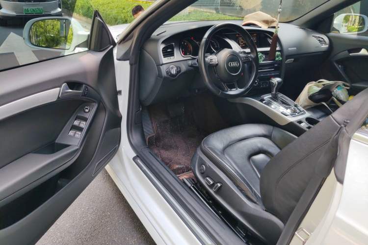 Used Audi A5 2013 Cabriolet 40 TFSI quattro Driver Seat