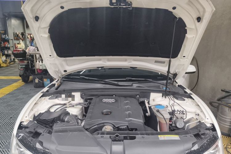 Used Audi A5 2013 Cabriolet 40 TFSI quattro Engine Bay