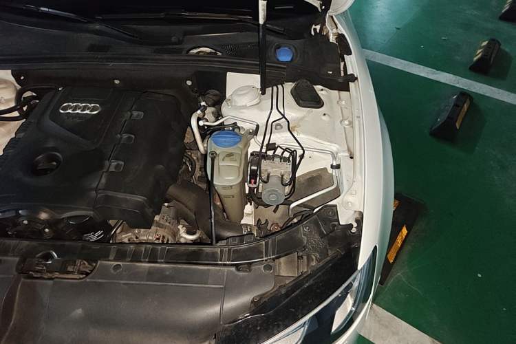 Used Audi A5 2013 Cabriolet 40 TFSI Engine Bay Left