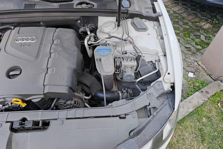 Used Audi A5 2013 Cabriolet 40 TFSI Engine Bay Left