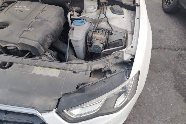 Used Audi A5 2013 Coupe 40 TFSI Engine Bay Left
