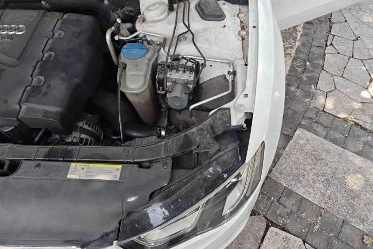 Used Audi A5 2013 Sportback 40 TFSI Fashion Edition Engine Bay Left