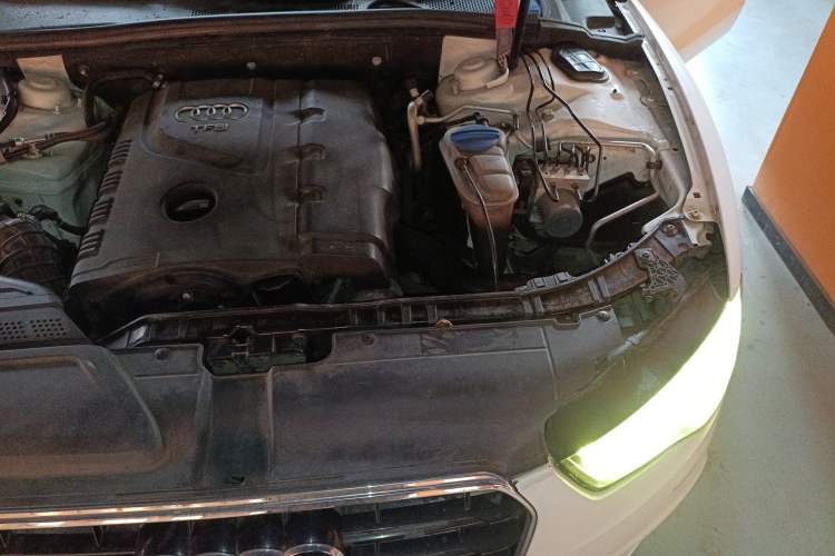 Used Audi A5 2013 Sportback 40 TFSI Engine Bay Left