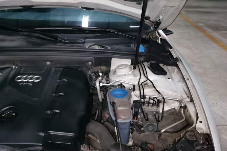 Used Audi A5 2013 Sportback 40 TFSI Engine Bay Left