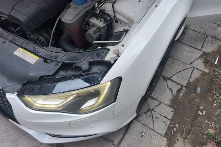 Used Audi A5 2013 Sportback 40 TFSI Fashion Edition Engine Bay Left