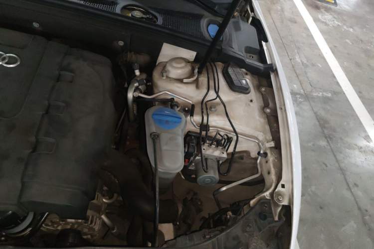 Used Audi A5 2013 Coupe 40 TFSI Engine Bay Left