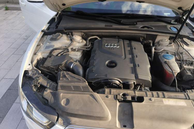 Used Audi A5 2013 Sportback 40 TFSI Engine Bay Right