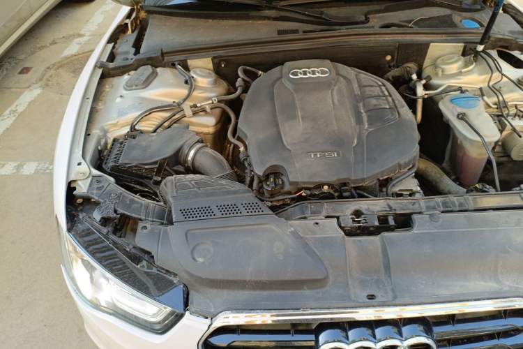 Used Audi A5 2013 Cabriolet 40 TFSI Engine Bay Right
