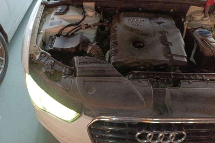 Used Audi A5 2013 Sportback 40 TFSI Engine Bay Right