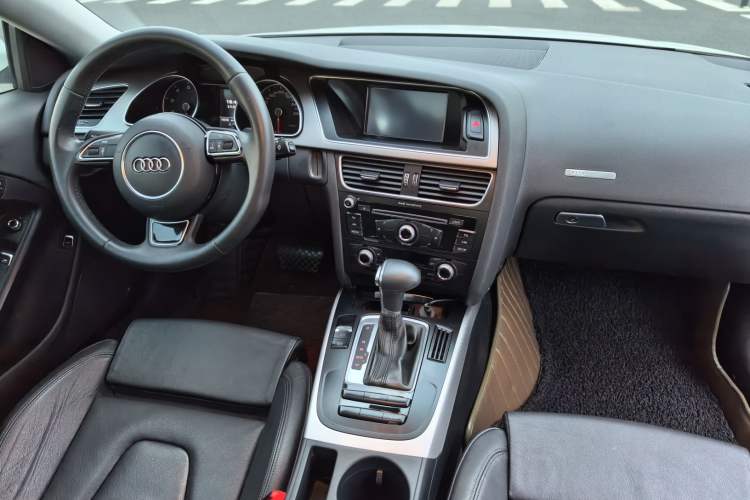 Used Audi A5 2013 Coupe 40 TFSI Interior 2