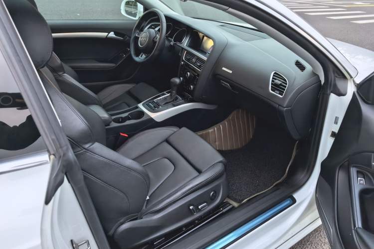 Used Audi A5 2013 Coupe 40 TFSI Interior 3