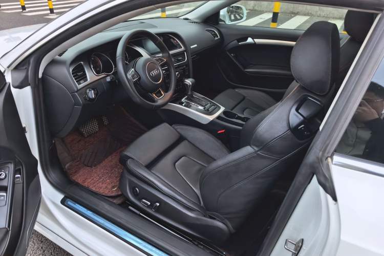 Used Audi A5 2013 Coupe 40 TFSI Interior 4