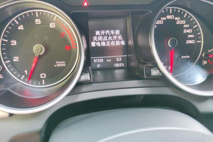 Used Audi A5 2013 Cabriolet 40 TFSI quattro Odometer Close Up