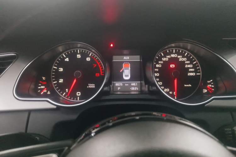 Used Audi A5 2013 Cabriolet 40 TFSI quattro Odometer Close Up