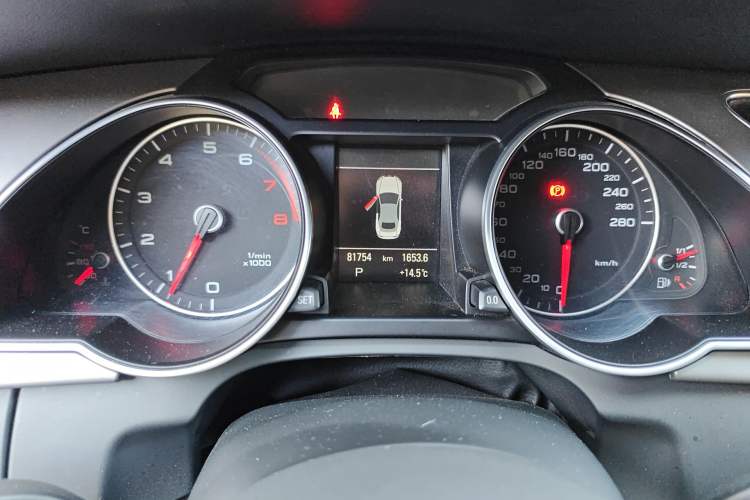 Used Audi A5 2013 Cabriolet 40 TFSI Odometer Close Up