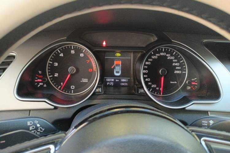 Used Audi A5 2013 Cabriolet 40 TFSI Odometer Close Up