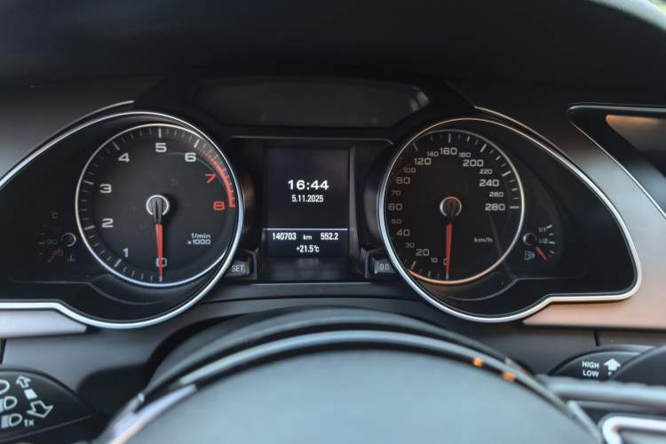 Used Audi A5 2013 Coupe 40 TFSI Odometer Close Up
