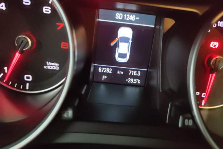 Used Audi A5 2013 Coupe 40 TFSI Odometer Close Up