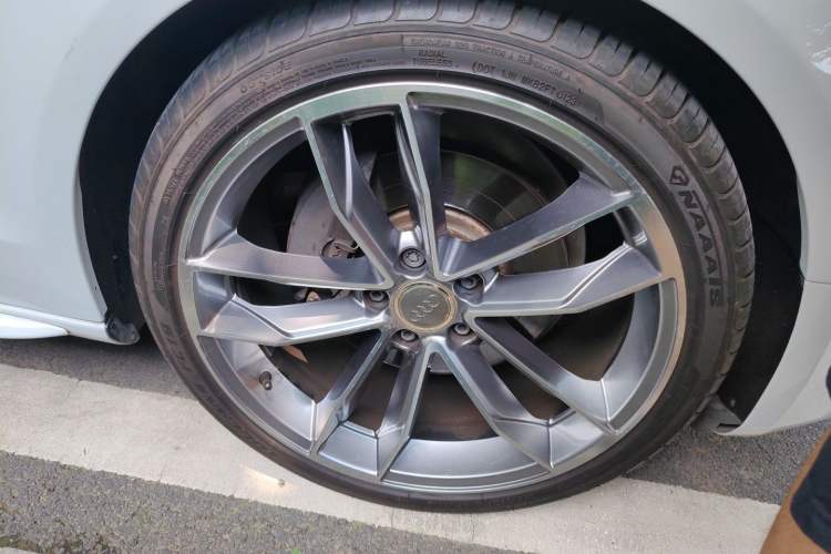 Used Audi A5 2013 Cabriolet 40 TFSI quattro Right Front Wheel Hub
