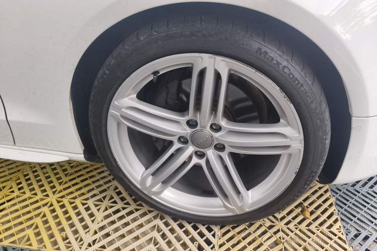 Used Audi A5 2013 Cabriolet 40 TFSI quattro Right Front Wheel Hub