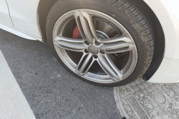 Used Audi A5 2013 Cabriolet 40 TFSI Fashion Edition Right Front Wheel Hub
