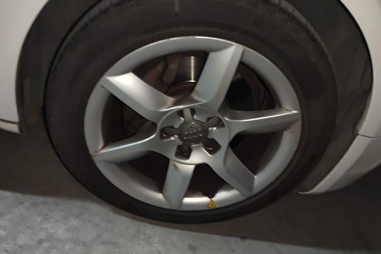 Used Audi A5 2013 Cabriolet 40 TFSI Right Front Wheel Hub