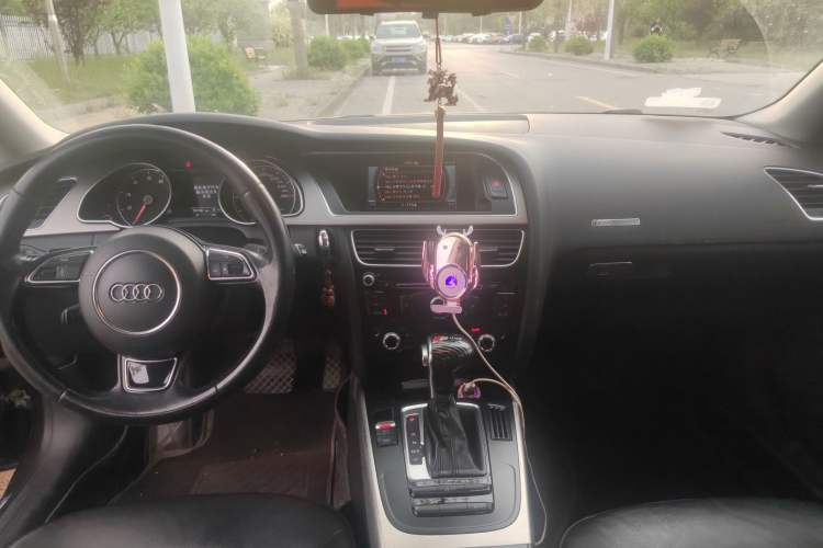 Used Audi A5 2014 Coupe 45 TFSI Center Console
