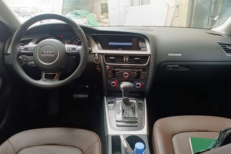 Used Audi A5 2014 Sportback 45 TFSI Center Console