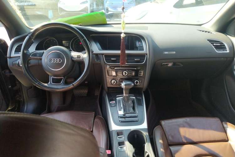 Used Audi A5 2014 Cabriolet 45 TFSI Center Console