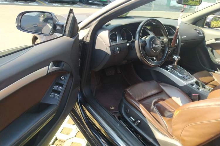 Used Audi A5 2014 Cabriolet 45 TFSI Driver Seat
