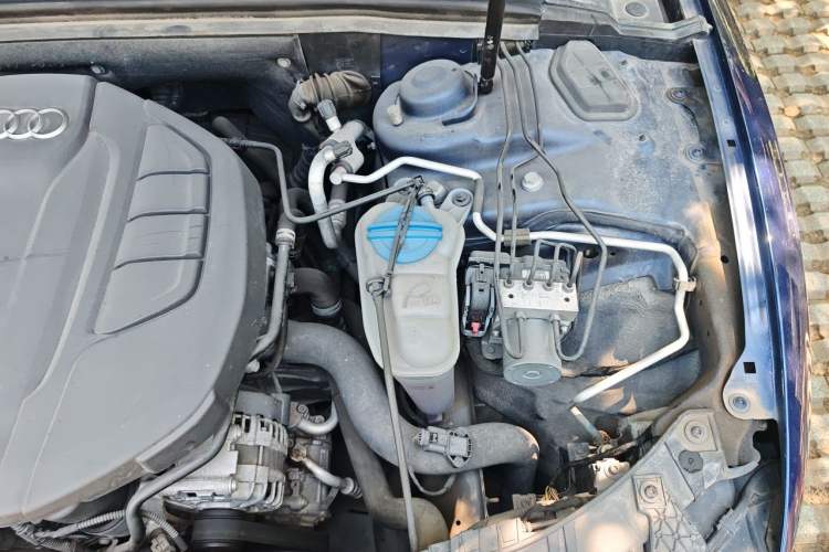Used Audi A5 2014 Sportback 45 TFSI Engine Bay Left