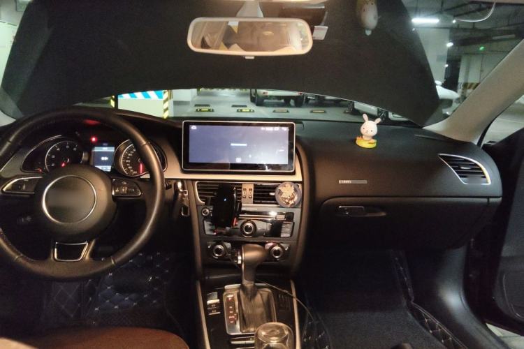 Used Audi A5 2014 Sportback 45 TFSI Center Console
