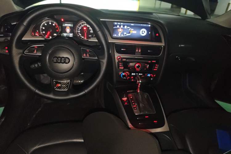 Used Audi A5 2014 Sportback 45 TFSI Center Console