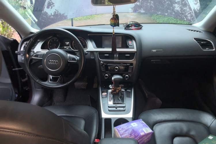 Used Audi A5 2014 Sportback 45 TFSI Center Console