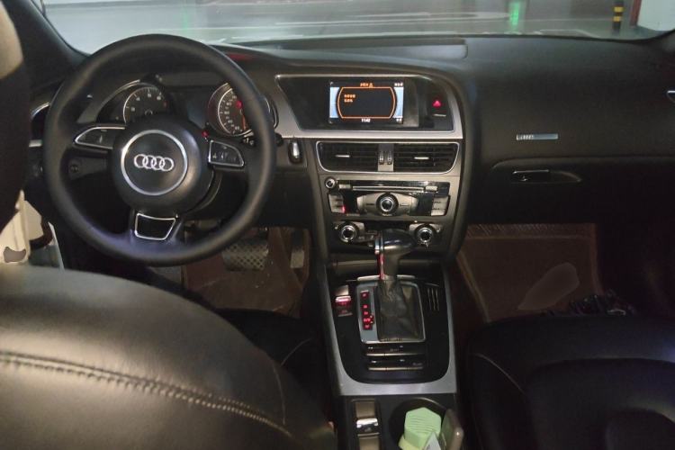Used Audi A5 2014 Cabriolet 45 TFSI Center Console