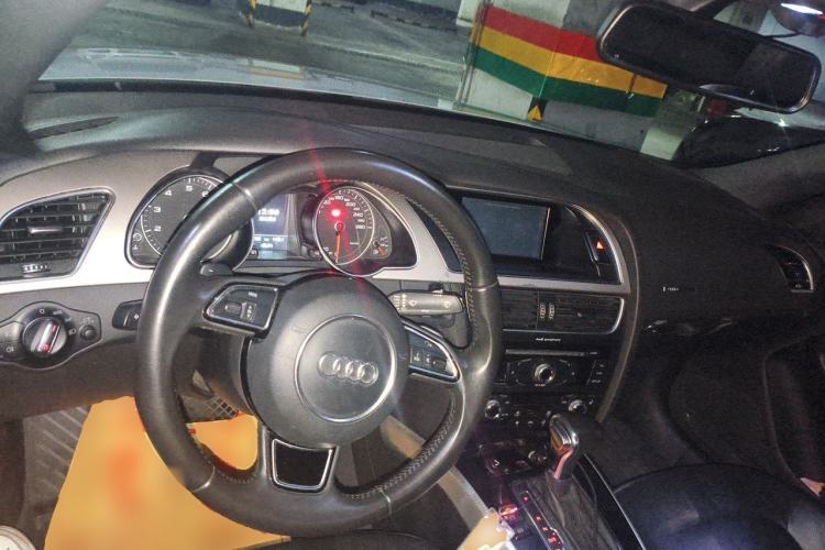 Used Audi A5 2014 Cabriolet 45 TFSI Center Console