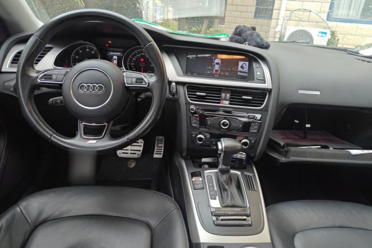 Used Audi A5 2014 Sportback 45 TFSI Fashion Edition Center Console
