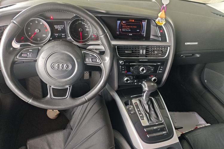 Used Audi A5 2014 Coupe 45 TFSI Center Console