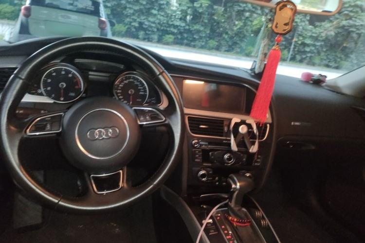 Used Audi A5 2014 Coupe 45 TFSI Center Console