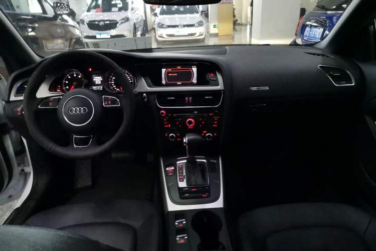 Used Audi A5 2014 Cabriolet 45 TFSI Center Console