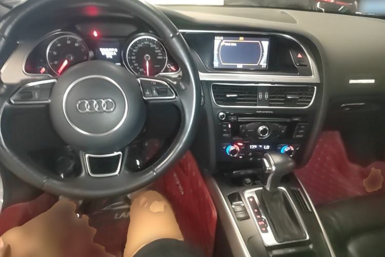 Used Audi A5 2014 Cabriolet 45 TFSI Center Console