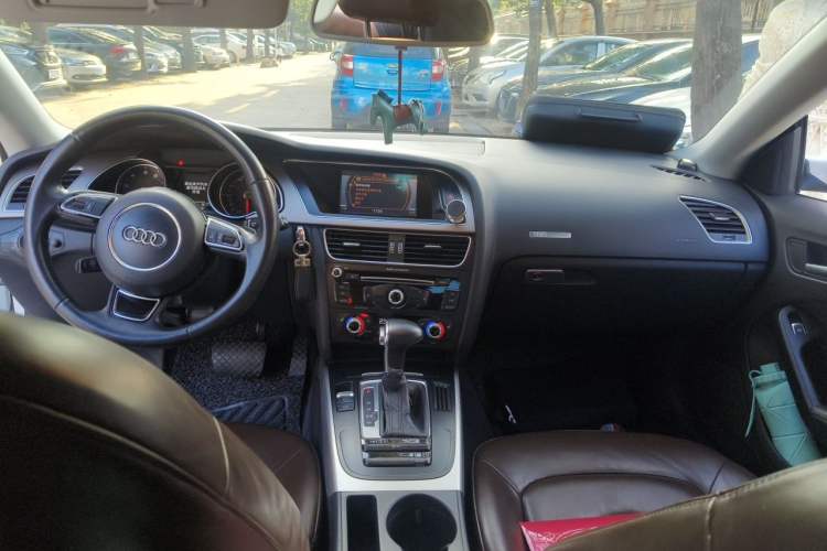 Used Audi A5 2014 Sportback 45 TFSI Center Console