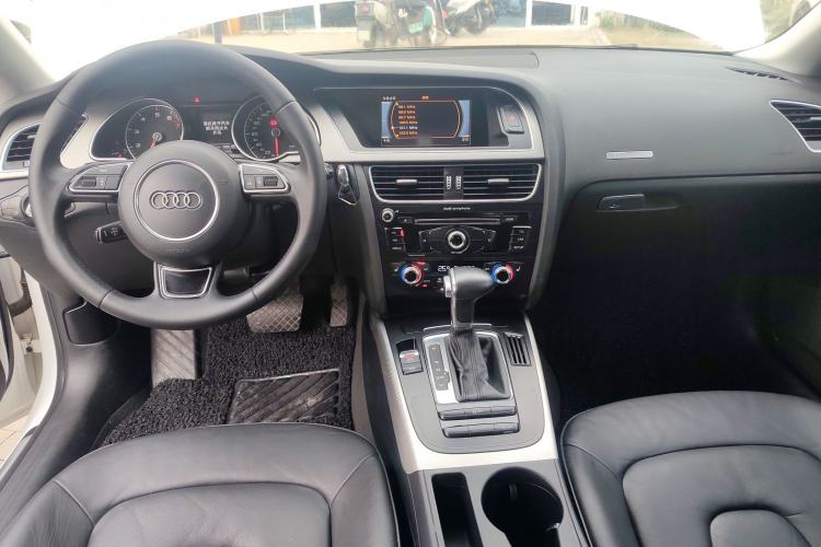 Used Audi A5 2014 Sportback 45 TFSI Center Console