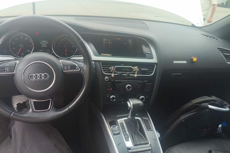 Used Audi A5 2014 Cabriolet 45 TFSI Center Console