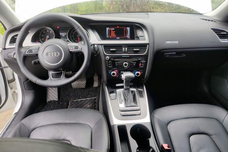 Used Audi A5 2014 Sportback 45 TFSI Center Console