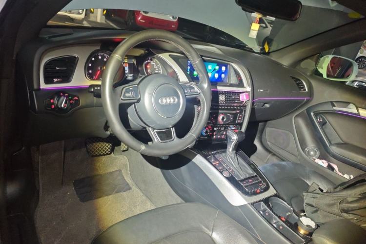 Used Audi A5 2014 Cabriolet 45 TFSI Center Console