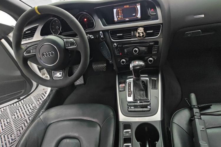 Used Audi A5 2014 Cabriolet 45 TFSI quattro Center Console