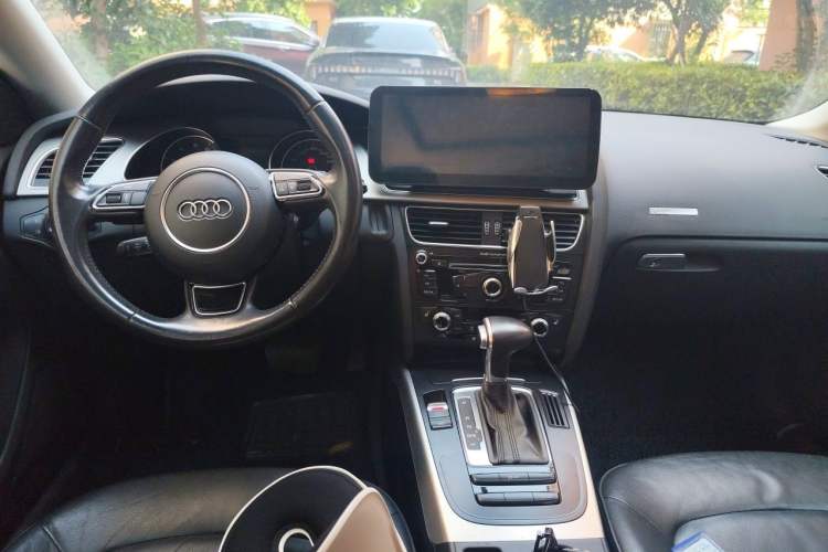 Used Audi A5 2014 Sportback 45 TFSI Center Console
